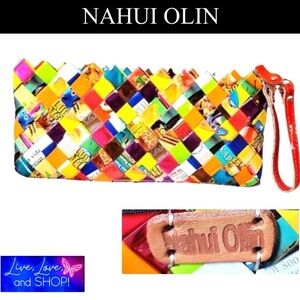 🦋 NAHUI OLIN Classic Animated Cartoon
Wrapped Colorful Woven Clutch, EUC